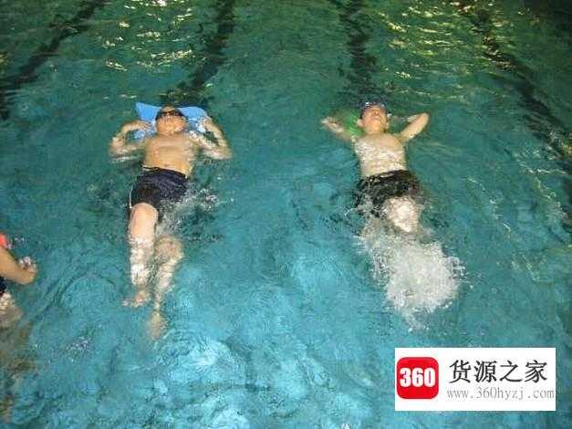 怎么成为游泳高手：熟悉水性从水母漂开始