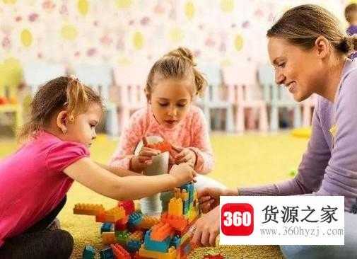 两个孩子抢一个玩具