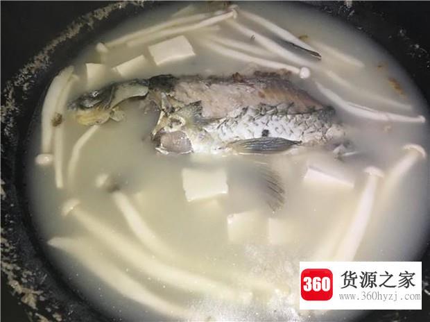 瘦肉海鲜菇鲫鱼汤的做法