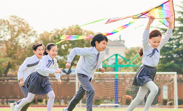 小学生在儿童乐园放风筝